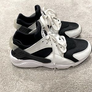 Nike Huarache Black and White